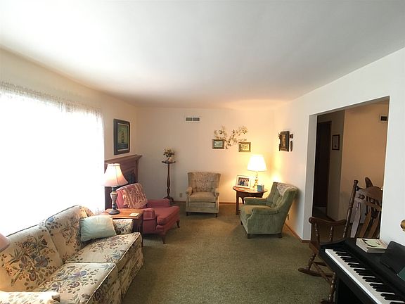 4th image of 1125 Saint James Dr