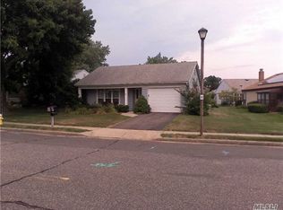 399 Kingston Dr, Ridge, NY 11961