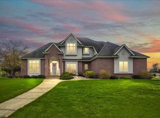 2805 Country Meadow Ln, Cedar Falls, IA 50613