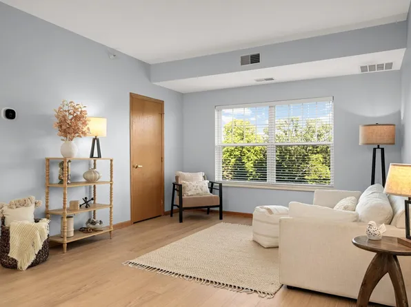 4824 E 53rd St APT 301, Minneapolis, MN 55417