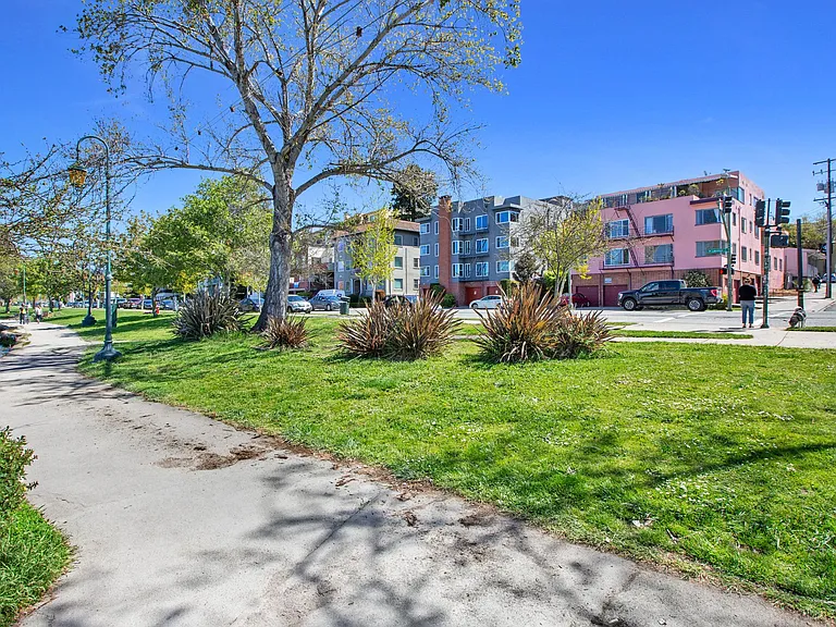 2204 Lakeshore Ave #1 — Photo 20