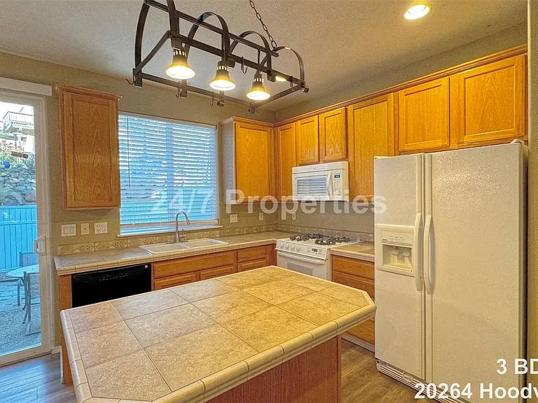 20264 Hoodview Ave — Photo 4