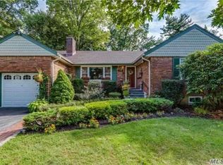 111 Woolsey Ave, Glen Cove, NY 11542