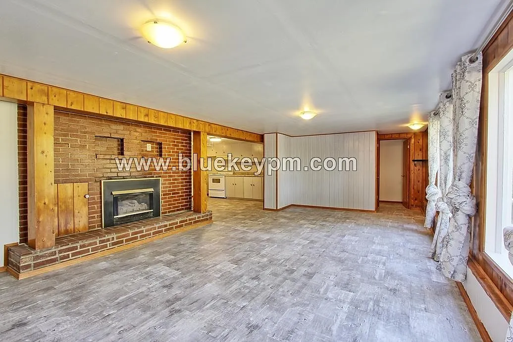 Spacious 3 Bed, 1 Bath Ground Floor Apartment in Markham — Photo 4