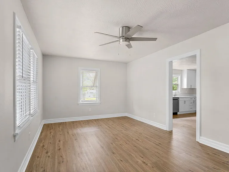 1430 S Campbell Ave — Photo 3