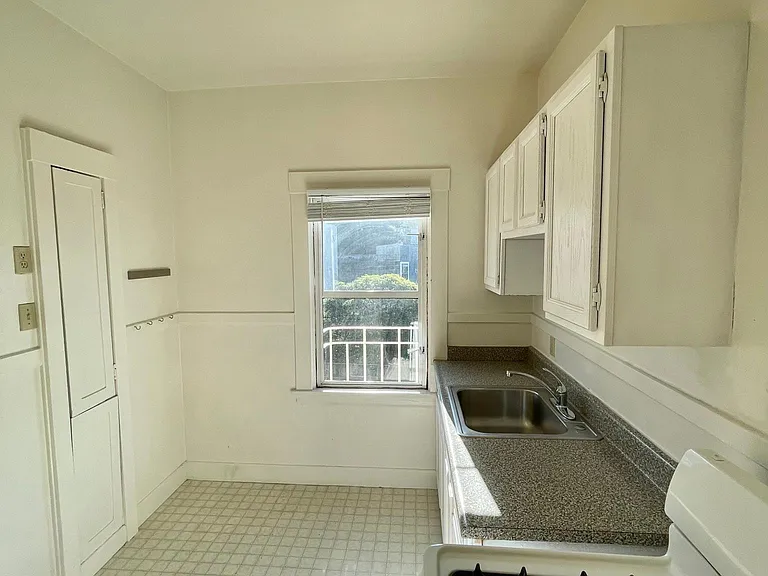 250 Irving St #9 — Photo 4
