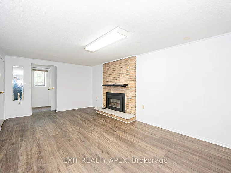 122 Centre St N — Photo 30