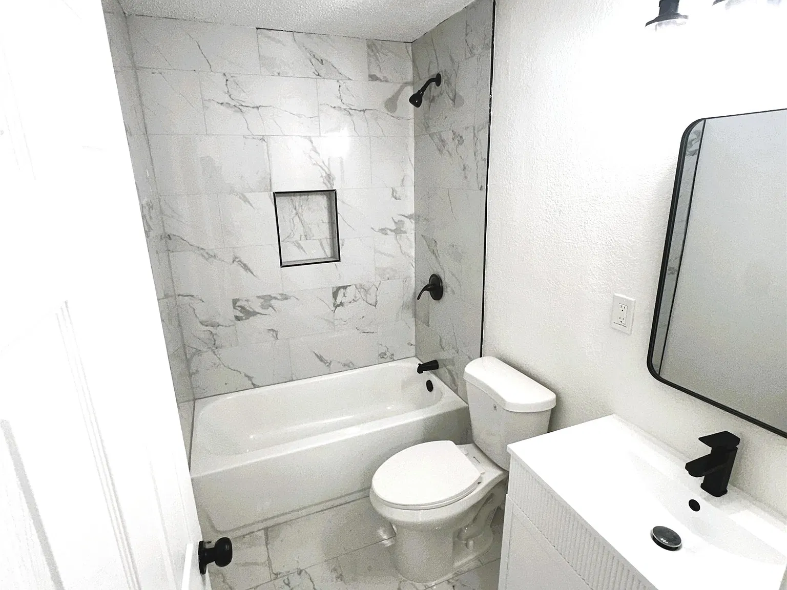 2 bed, 1.0 bath, $1,050 — Photo 3