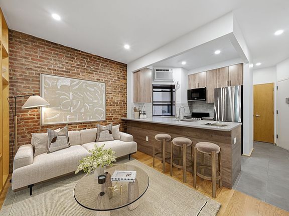 4th image of 100 Suffolk St APT 1B