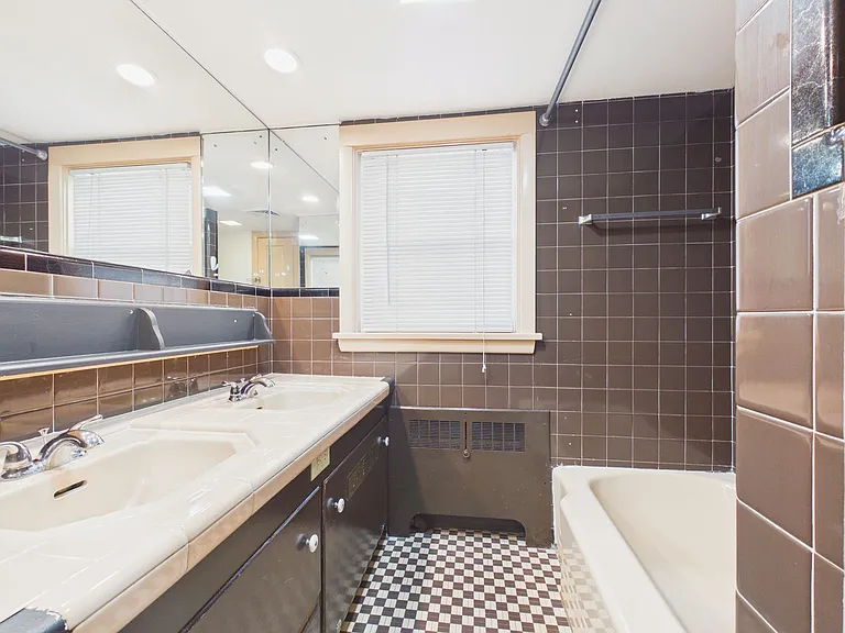 221 N Spring St — Photo 10