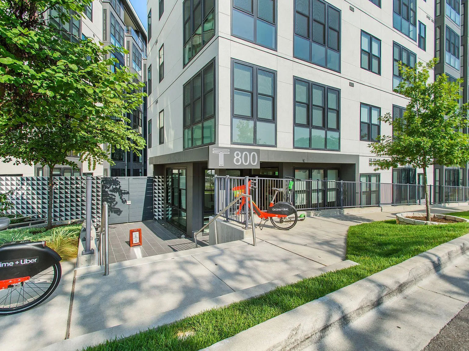 2 bed, 2.0 bath, 1585 sqft, $4,400 — Photo 2