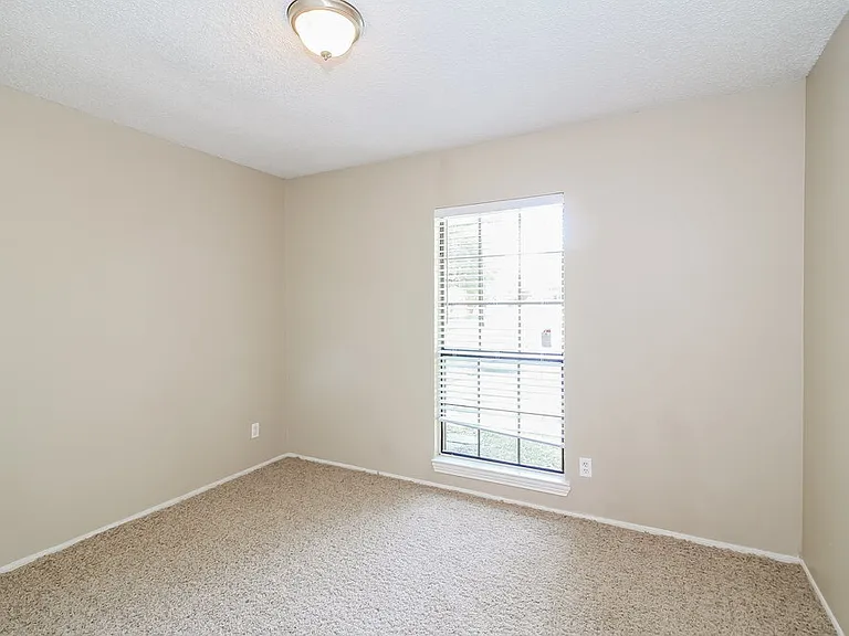 1037 Eagle Ct — Photo 14