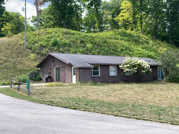 7605 E Shore Rd, Traverse City, MI 49686