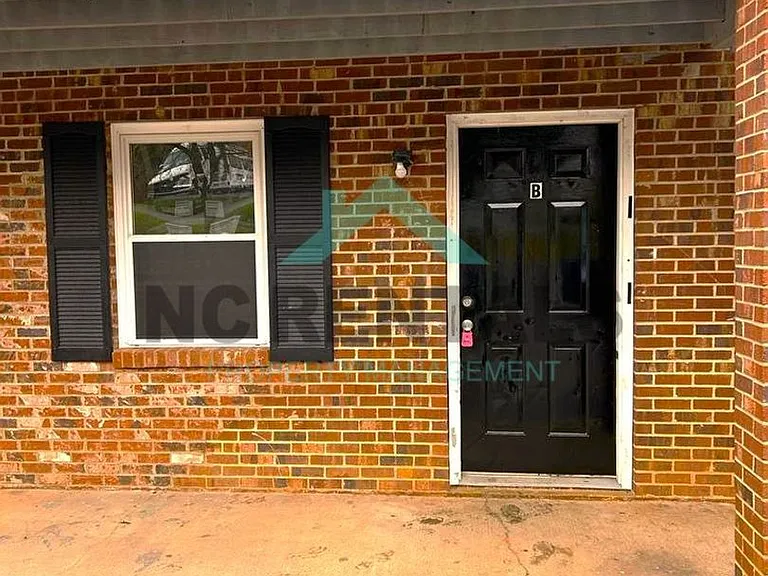 2559 Green Oaks Ct #B — Photo 3