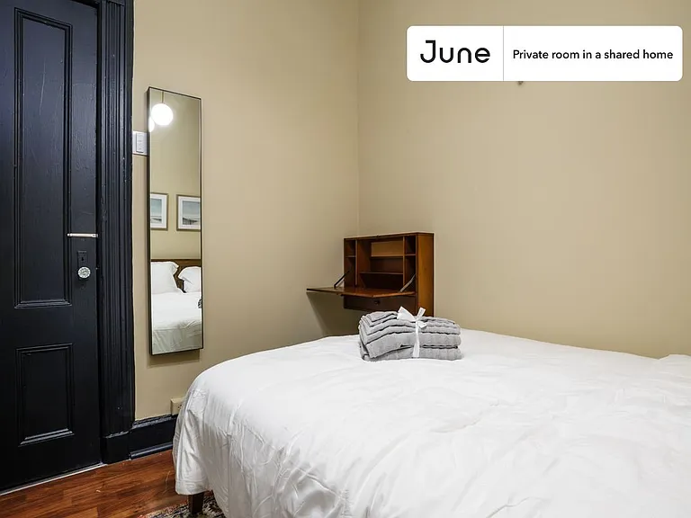 336 W 47th St #1C — Photo 2