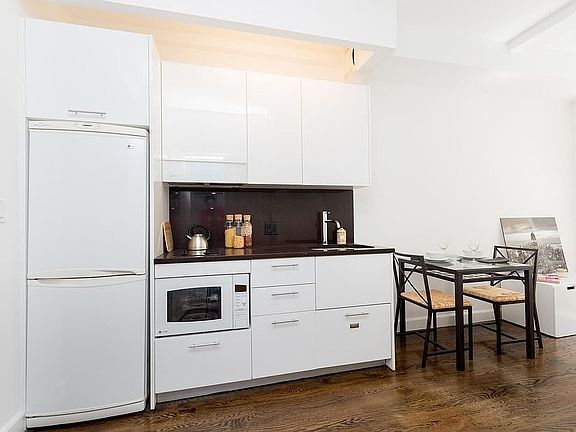 3rd image of 212 W 91st St #935
