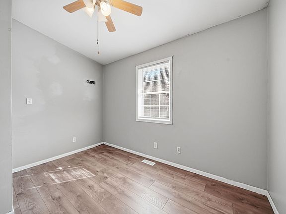 4th image of 211 Hackett St