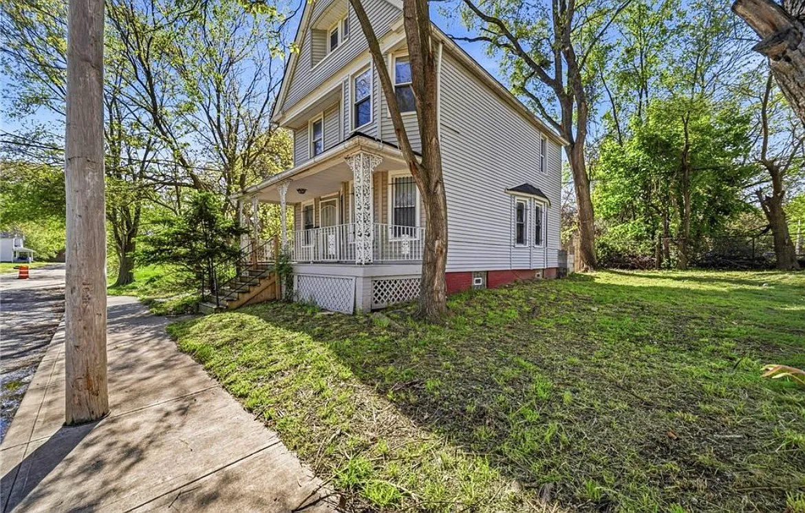 5 bed, 1368 sqft, $1,600 — Photo 2