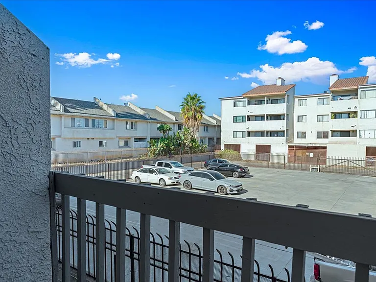 18547 Saticoy St #10 — Photo 4