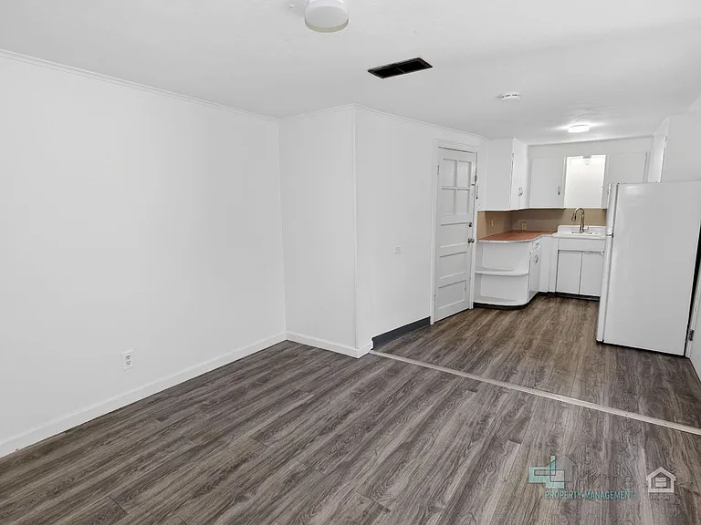 Charming Multi-Unit Living in Prime Northeast Salem Location — Photo 10