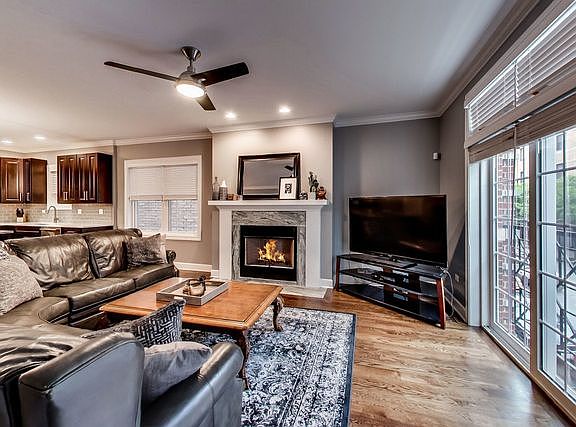 2nd image of 2025 W Belmont Ave Unit 2