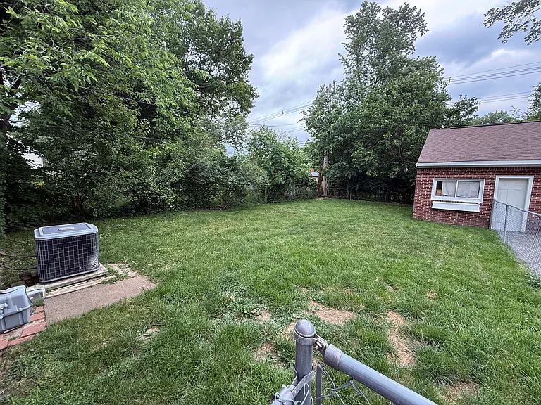1757 Beverly Ave — Photo 11