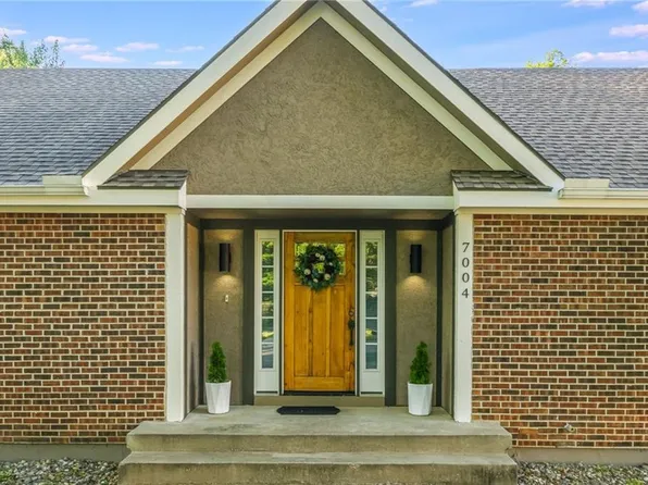 7004 E 132nd St, Grandview, MO 64030