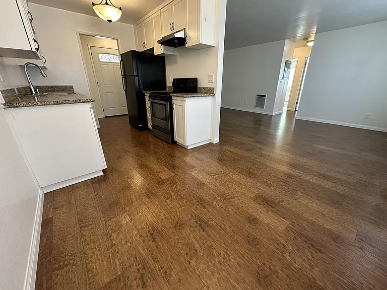 204 16th Pl #C — Photo 3