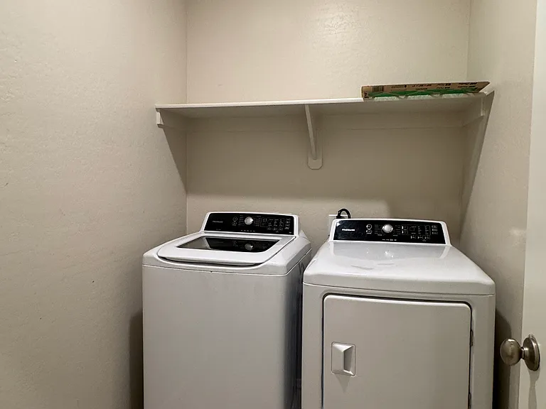 Laundry
Washer & Dryer Included