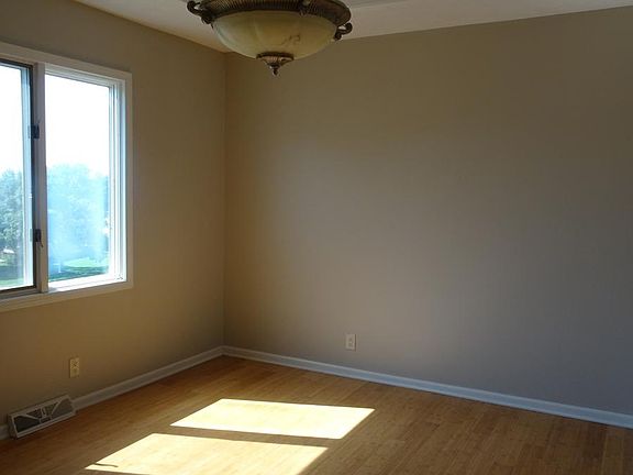 3rd image of 1627 N 152nd Plz