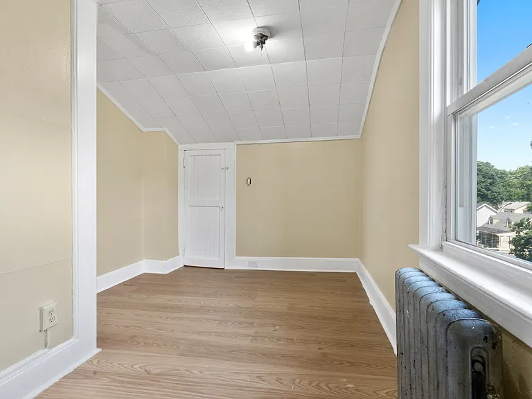 196 Broughton Ave #2 — Photo 15