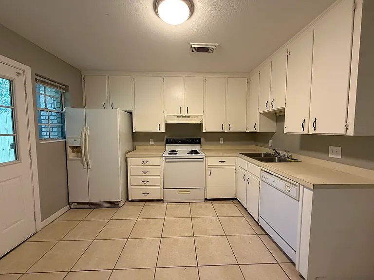 2107 Langley Ave — Photo 7