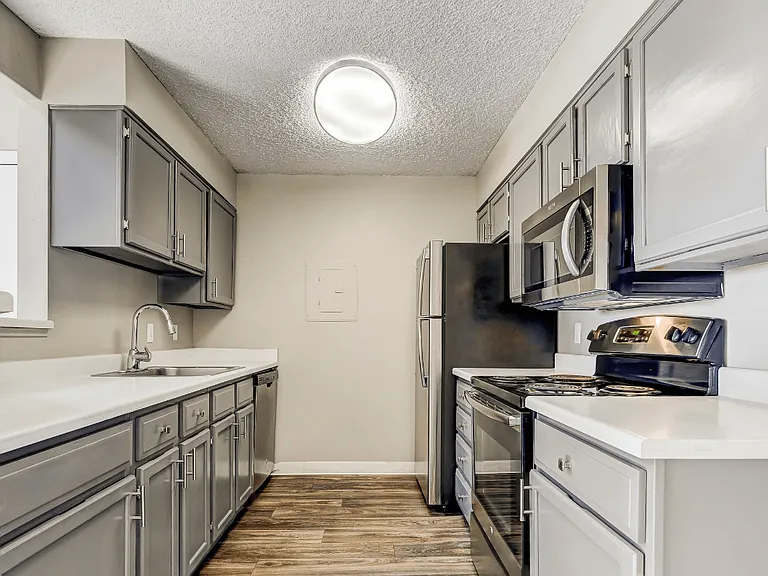 St. Moritz Apartments — Photo 1