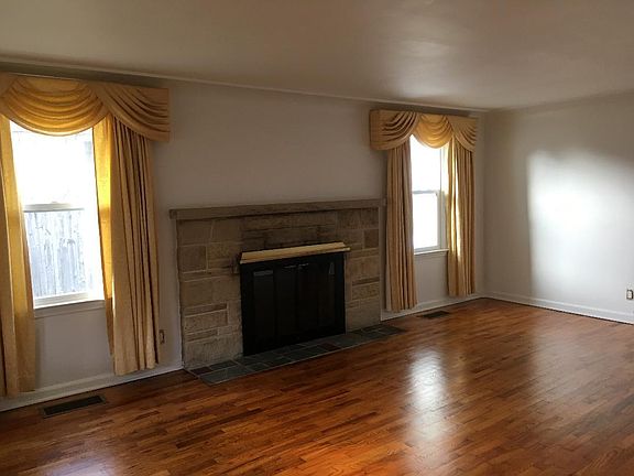 Living Rm-W Wall from Entry