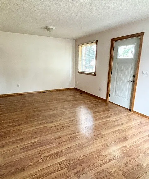 403 4th Ave NE — Photo 2