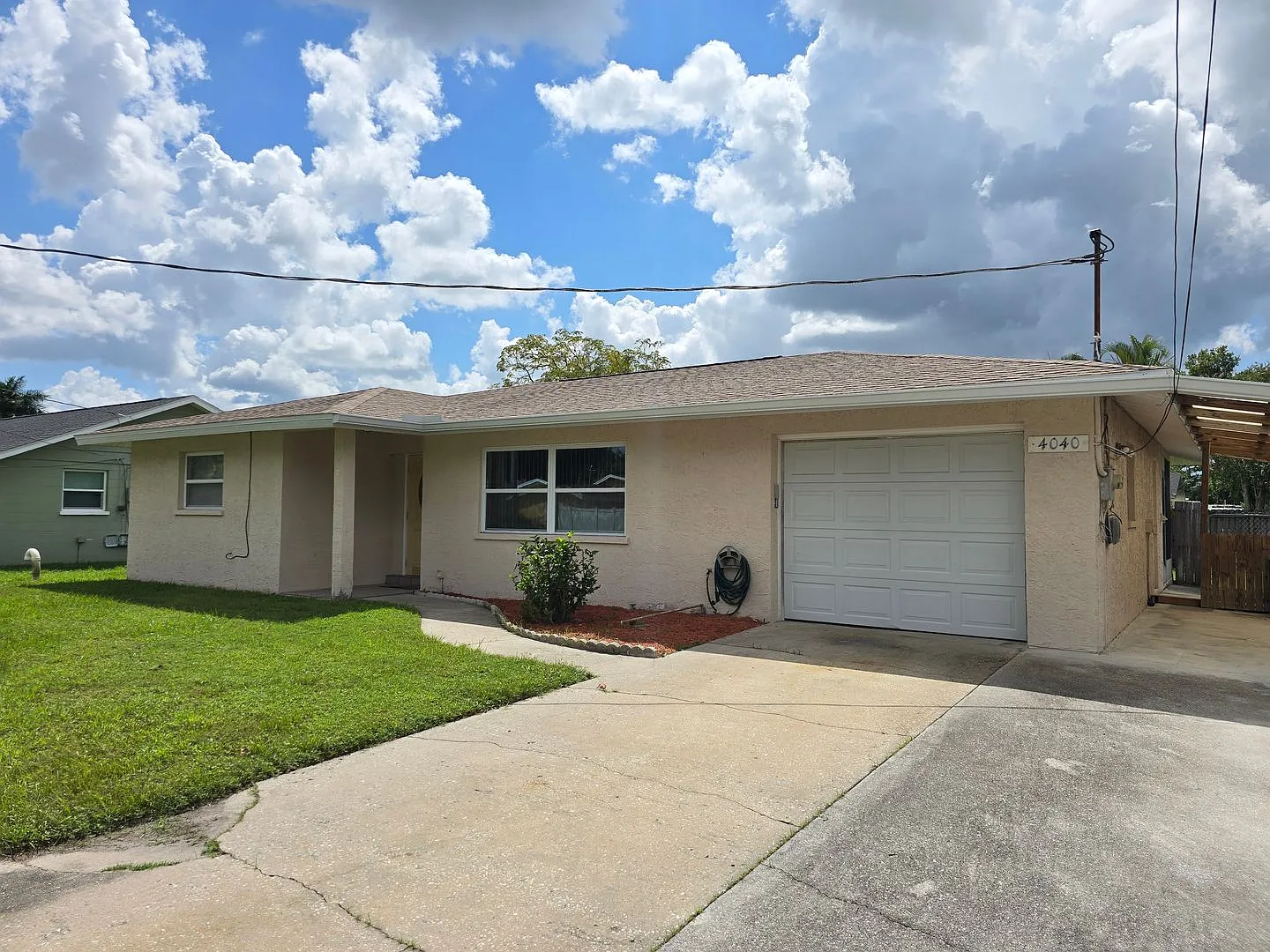 Spacious 2 Bed/2 Bath + Den Home with Garage — Photo 1