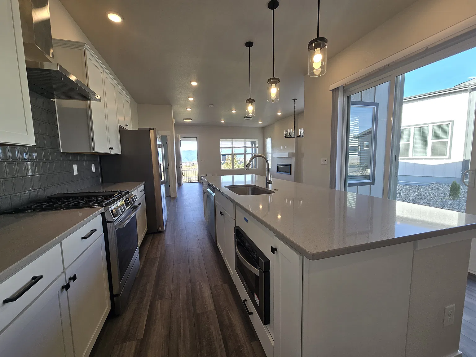 4 bed, 2855 sqft, $3,232 — Photo 4
