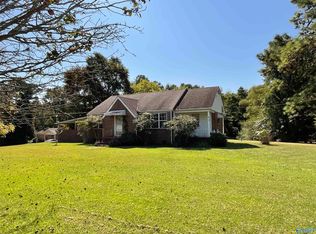 730 Apple Grove Rd, Laceys Spring, AL 35754