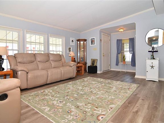 3rd image of 181 Little Pond Rd