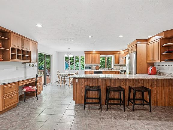 4th image of 40 Granite St