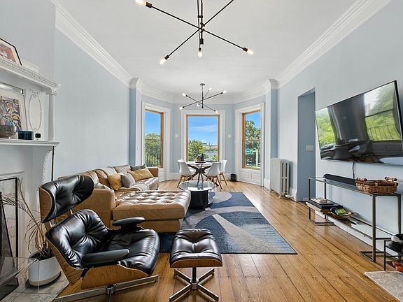 3rd image of 37 Bay State Rd APT 4