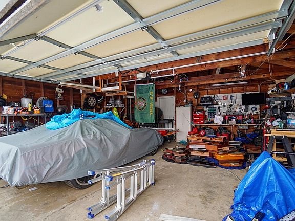 2nd image of 863 Congress St