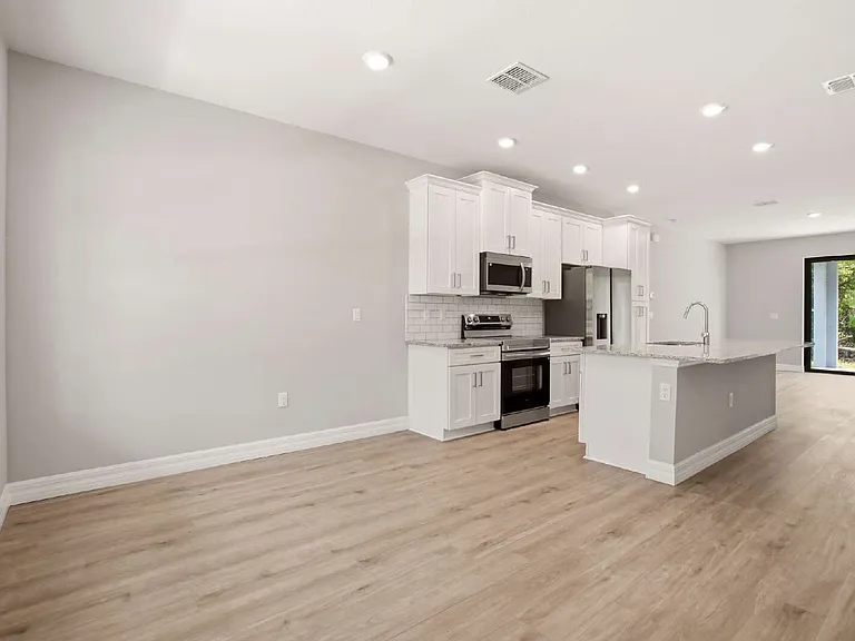 4102 E 7th St — Photo 14