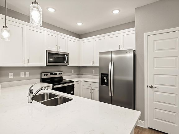 3rd image of 319 Carmel Dr Unit 6-1