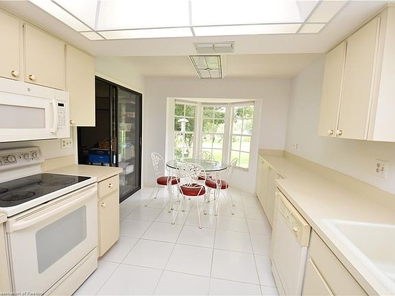 2nd image of 22 Hickory Hills Cir