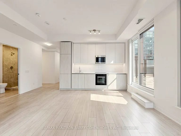 400 King St W #823 — Photo 10