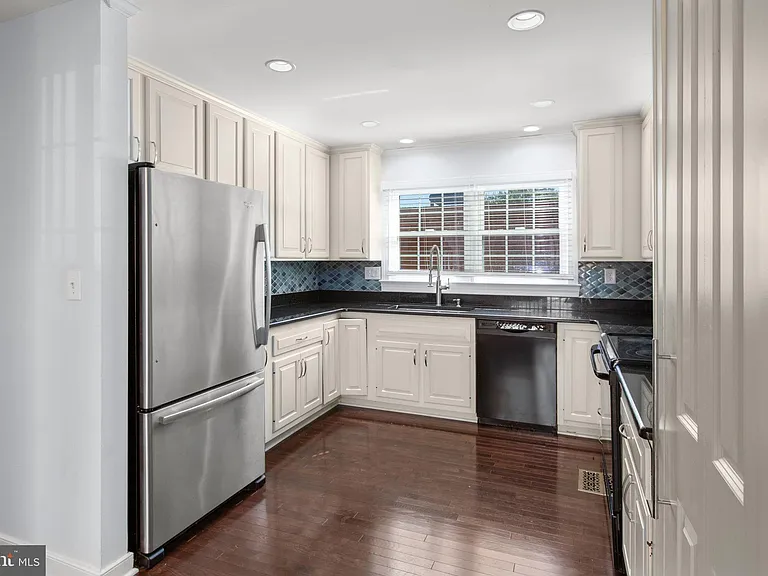 1011 Charles St #C — Photo 11