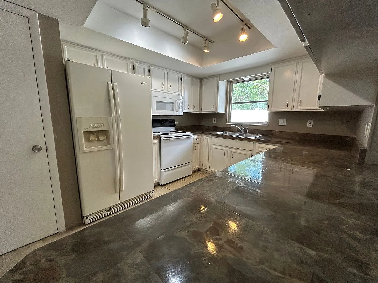 4/2 Home conveniently located in Sarasota near Beaches, Jungle Gardens, Airport & Downtown! — Photo 3