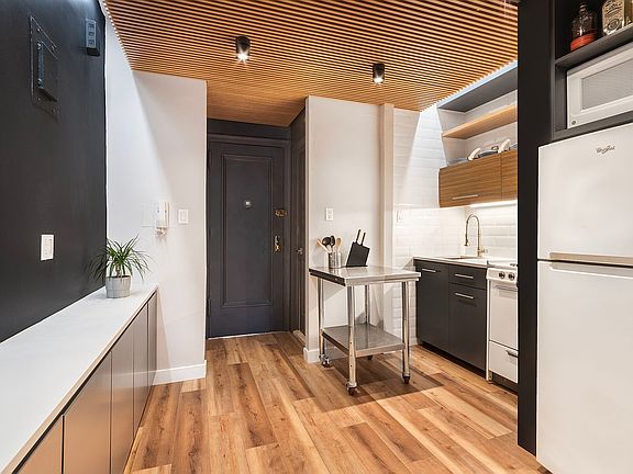 3rd image of 226 E 27th St APT 4C