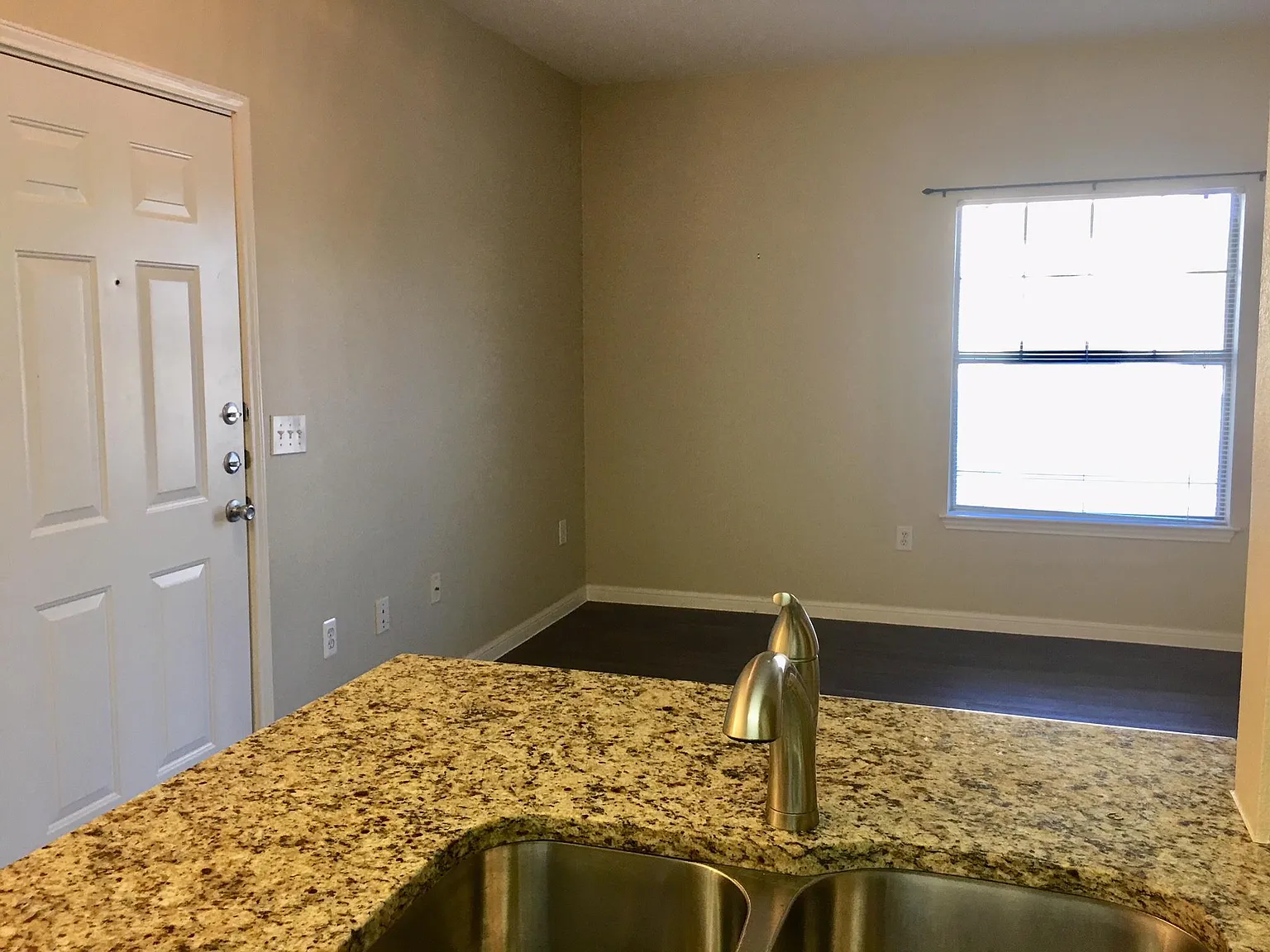 1 bed, 1.0 bath, 799 sqft, $1,075 — Photo 4